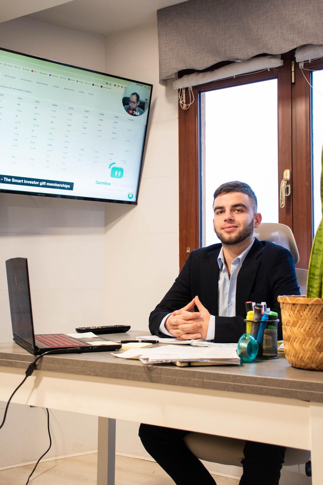 Ugaitz Pérez trabajando en asesoría financiera